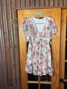 Look at THIS BEAUTY!  Just Found brand flirty floral dress. Size M